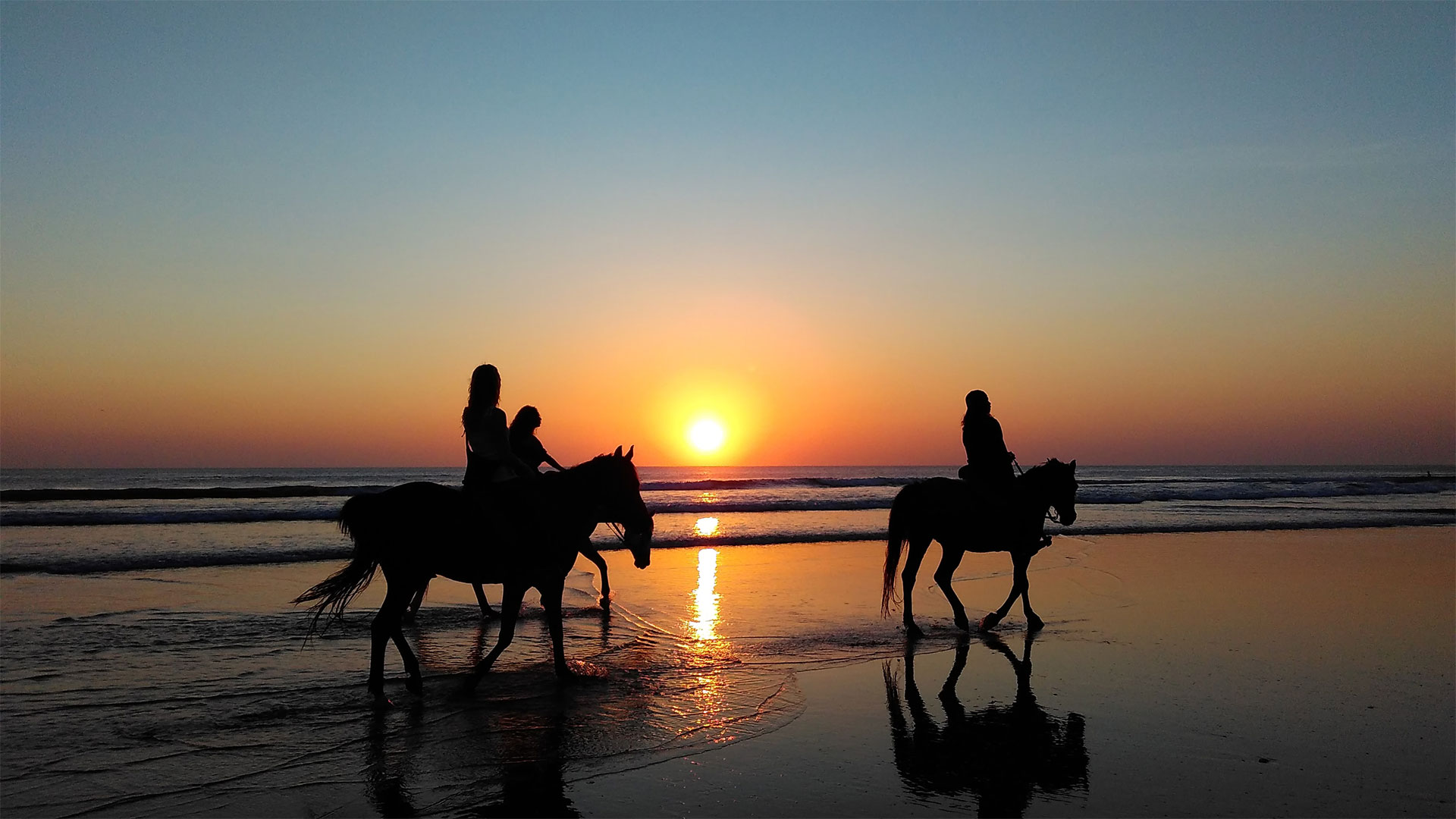 A cavallo sulla spiaggia al tramonto - Costa degli Etruschi